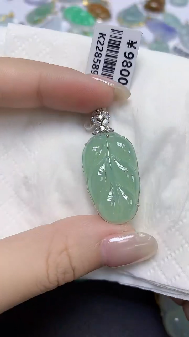 翡翠18K金镶嵌颈饰天然缅甸翡翠A货多样性发其一