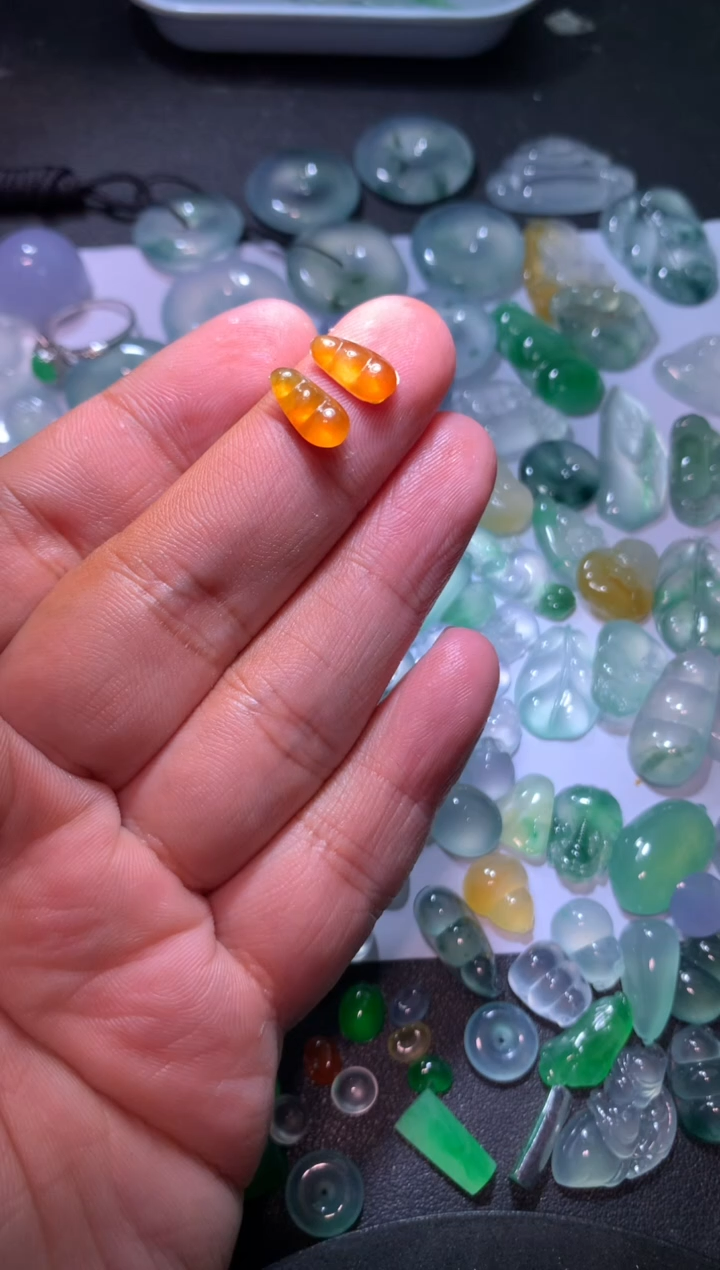 【闪购商品】翡翠颈饰未镶嵌豆子一对