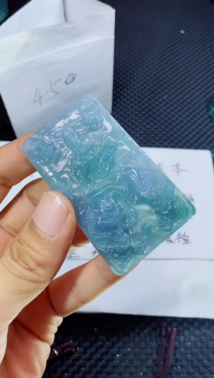 翡翠未镶嵌颈饰          