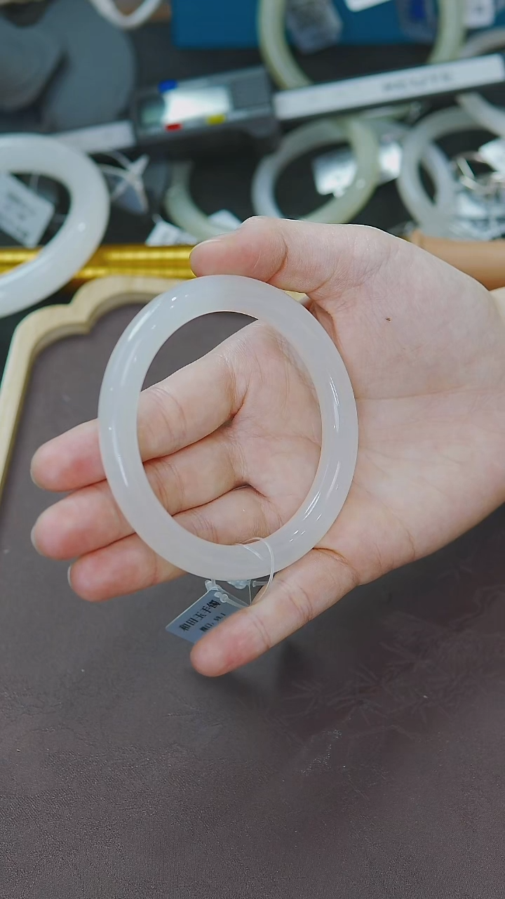 未镶嵌手镯和田玉58-59圈口胖圆条白玉手镯