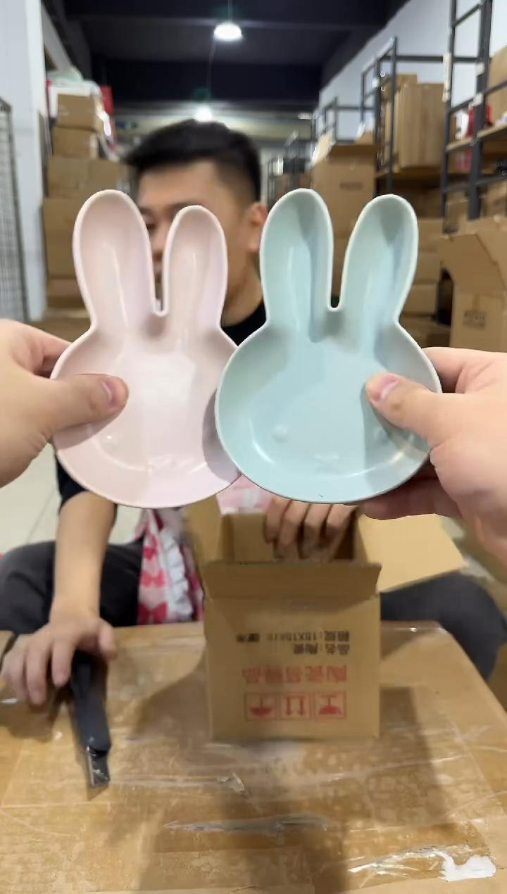 瓷片蓝色加粉色米菲兔小碟子