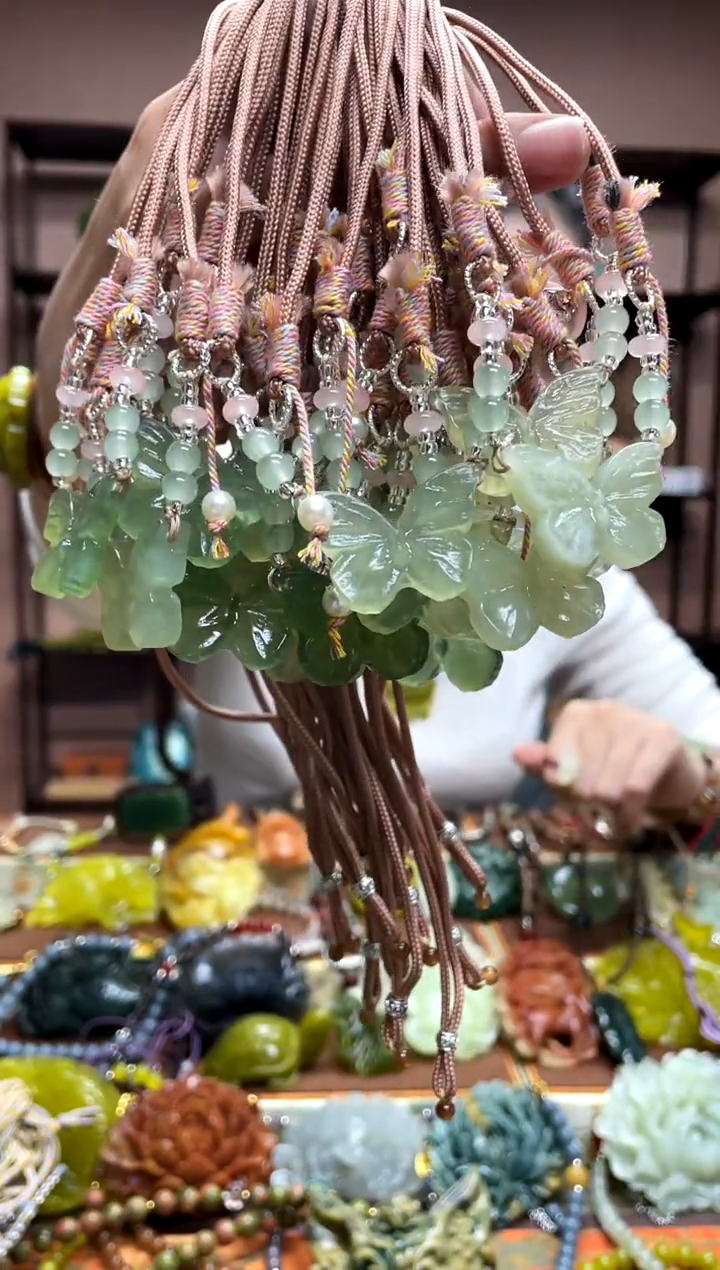 未镶嵌岫玉颈饰多样性发货发其中之一