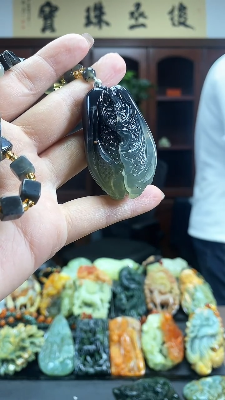 【闪购商品】蛇纹石玉吊坠未镶嵌`