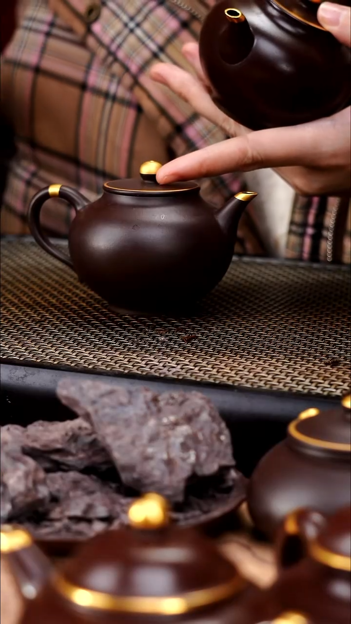 茶壶紫砂四号井茄皮紫泥描金新款宫灯150cc