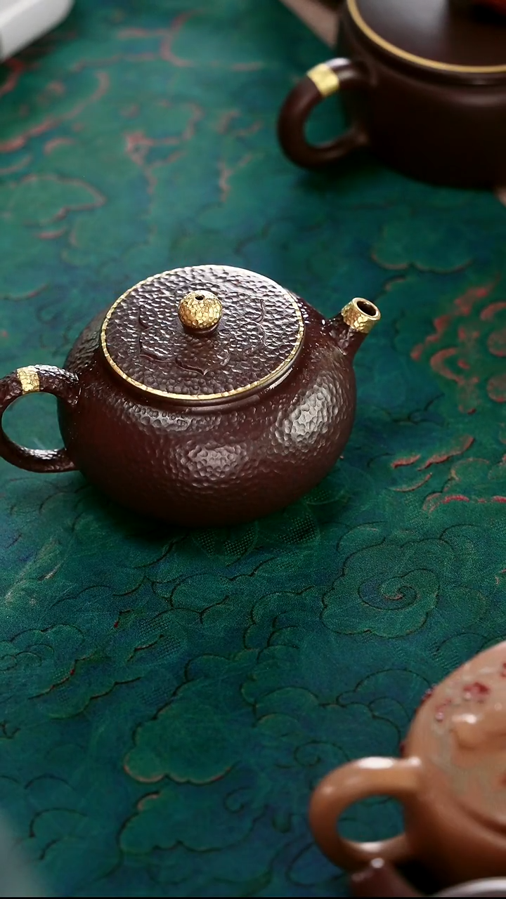 茶壶紫砂四号井茄皮紫泥描金锤纹莲盖扁韵