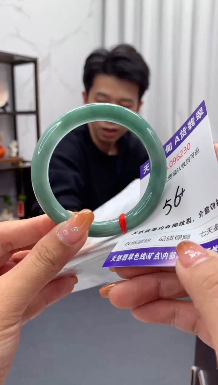 未镶嵌手镯翡翠有纹，完美者勿拍