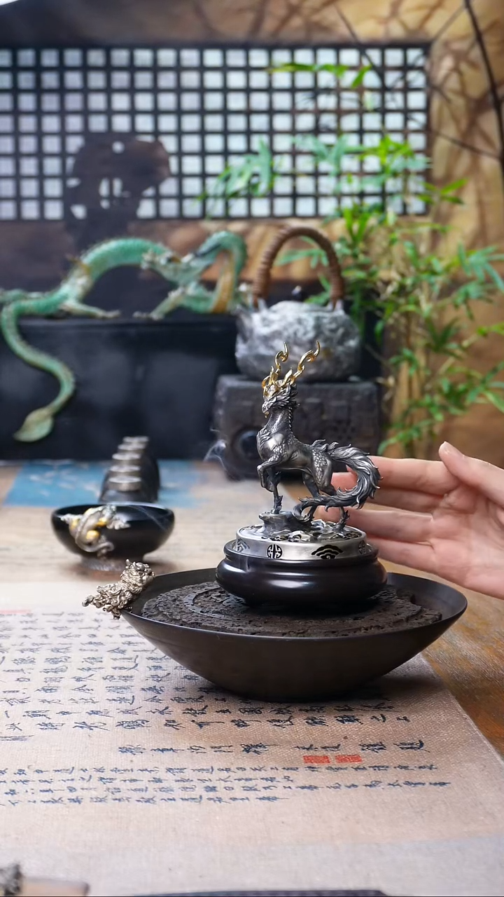 大**穹欲山行 设计款镀金香炉