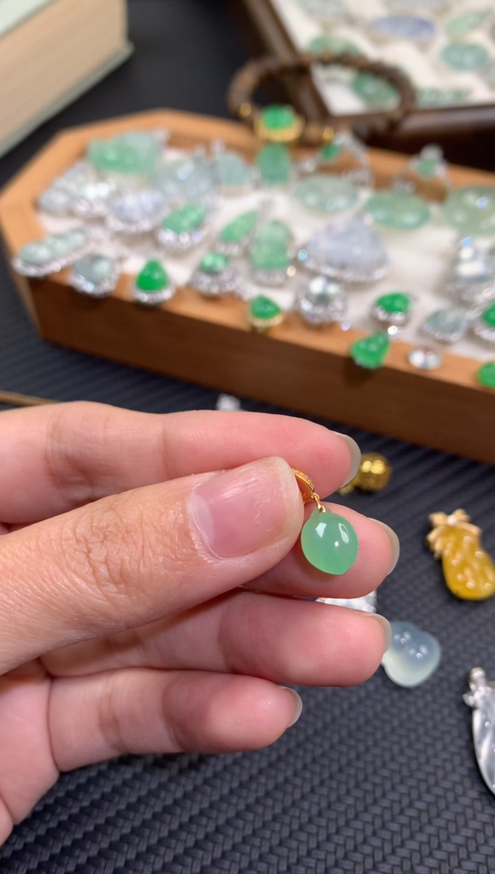 颈饰18K金镶嵌翡翠小桃子