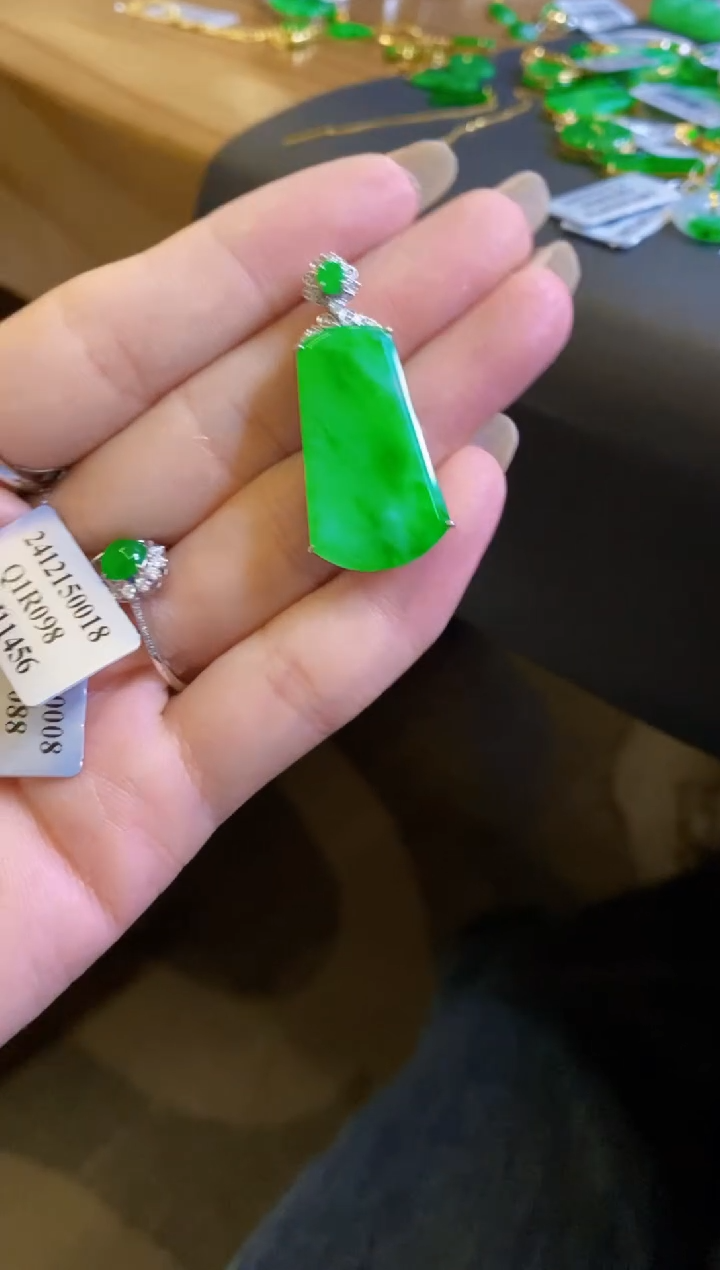 【闪购商品】定制翡翠18K金镶嵌吊坠