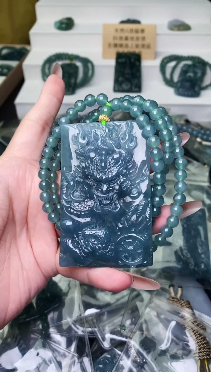 颈饰未镶嵌翡翠 