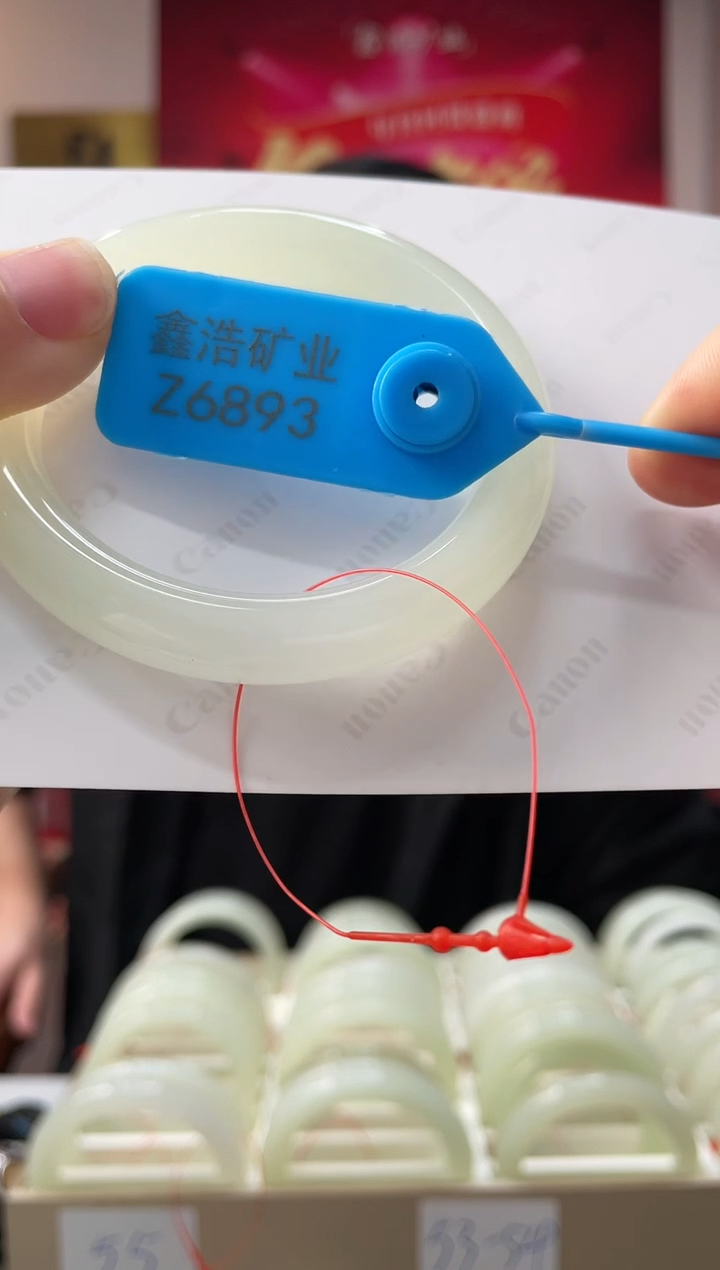 【闪购商品】和田玉手镯未镶嵌翠胶猫 Z6893 圈口52