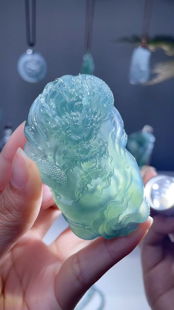 颈饰未镶嵌翡翠龙牌