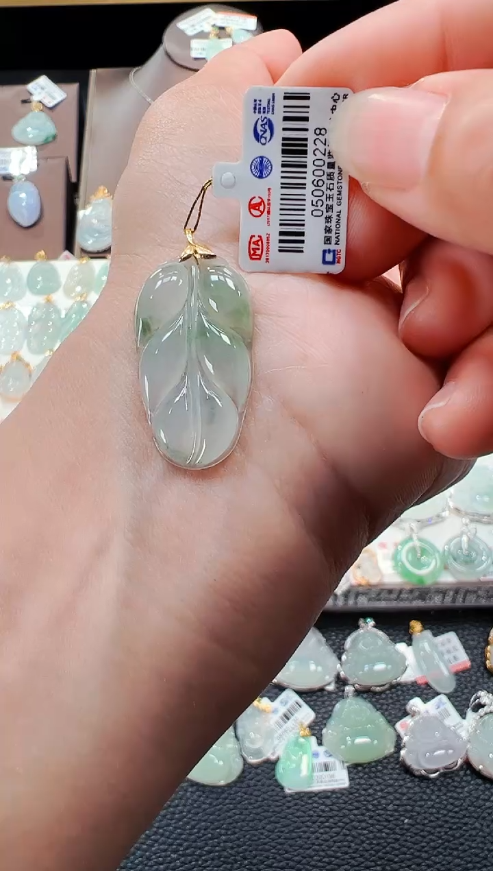 【闪购商品】翡翠吊坠(不含链)18K金镶嵌叶子吊坠228
