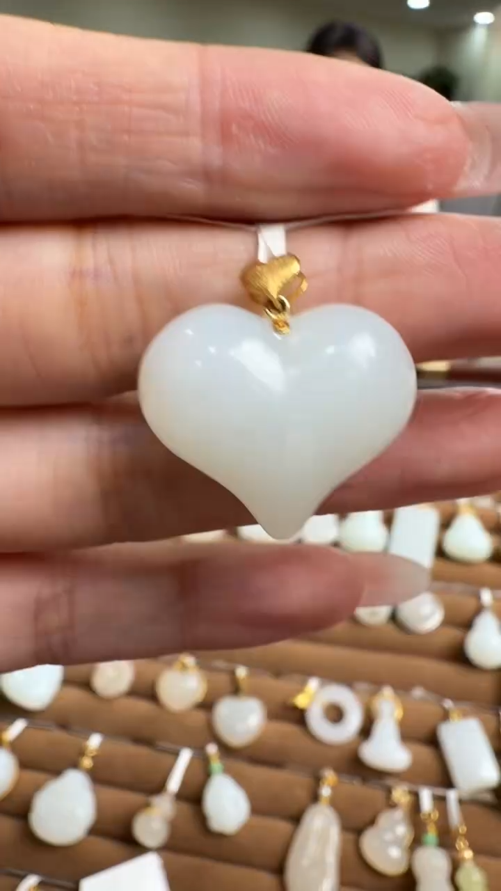 颈饰18K金镶嵌和田玉挂件