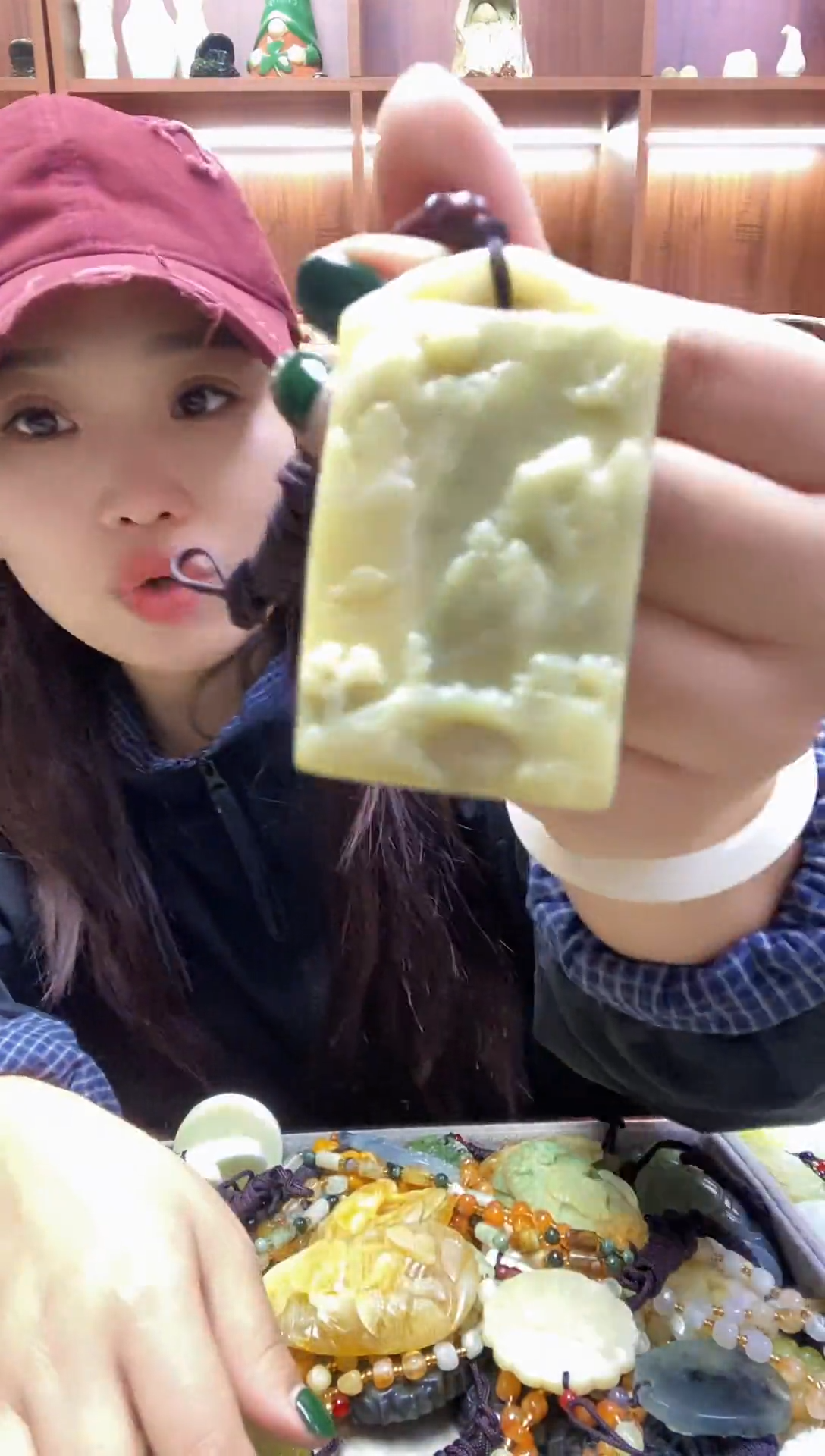 未镶嵌蛇纹石玉吊坠   