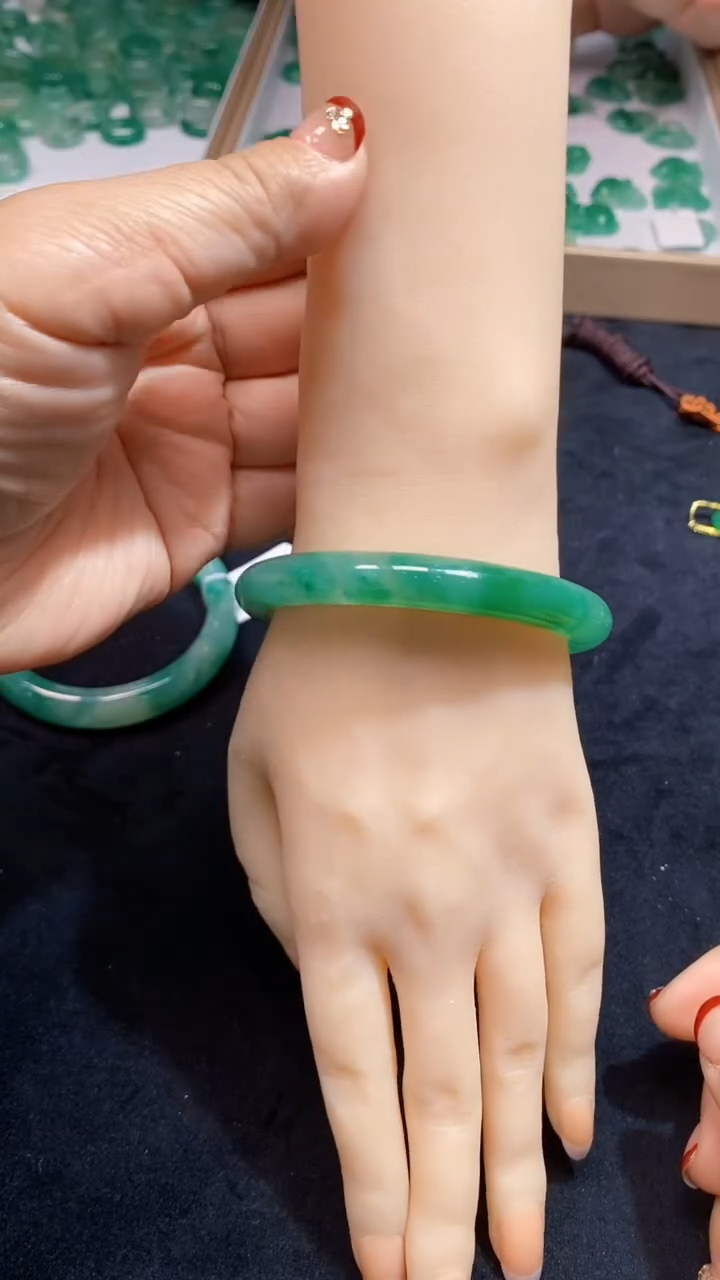 【闪购商品】石英质玉手镯未镶嵌天然A货非洲翠