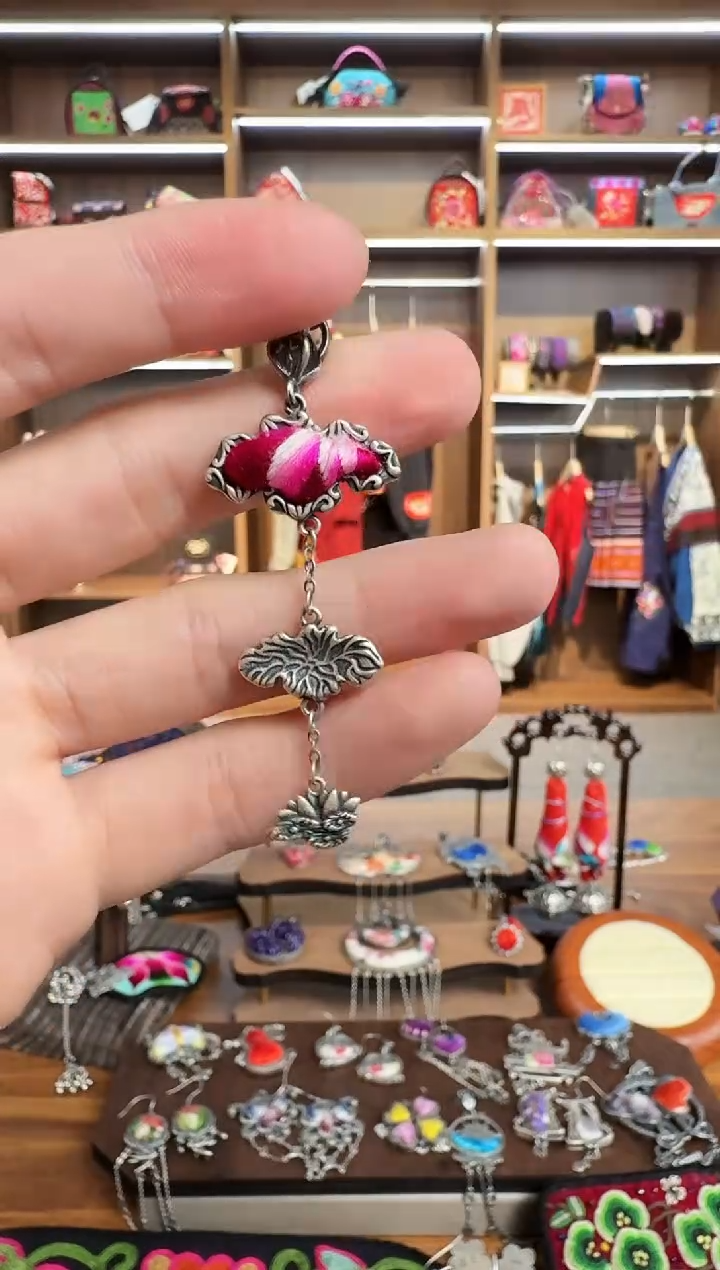 【闪购商品】织绣65蒙阿苏苗绣传承