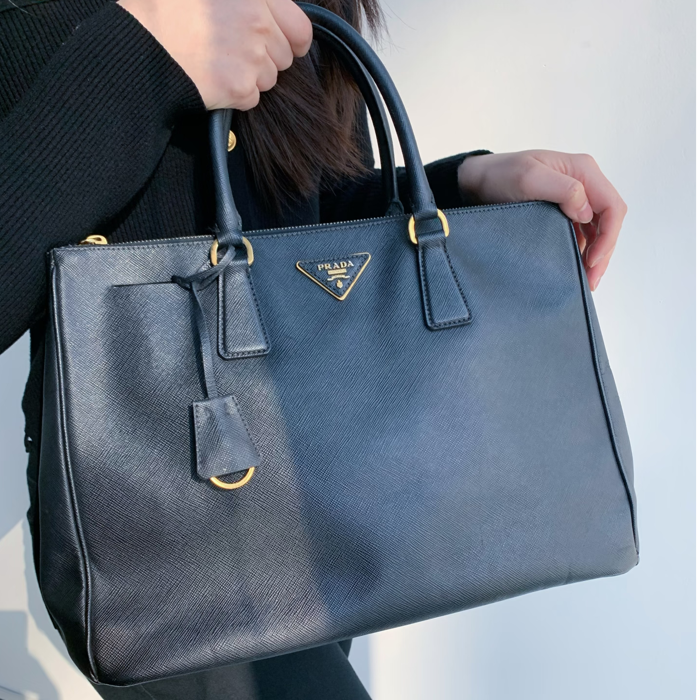 95新 Prada/普拉达 35底长黑金十字纹杀手包/AR12110309/0309