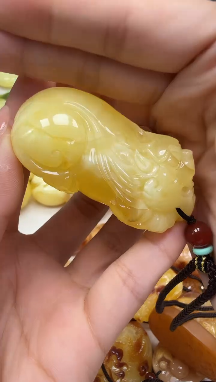 未镶嵌琥珀裸石如图