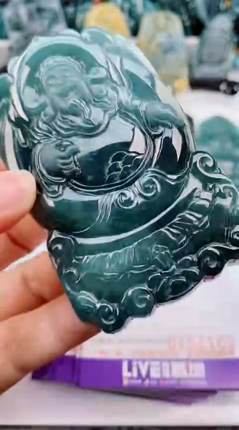 翡翠未镶嵌颈饰                