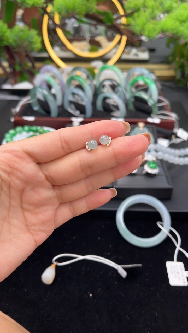 18K金镶嵌翡翠耳钉耳钉