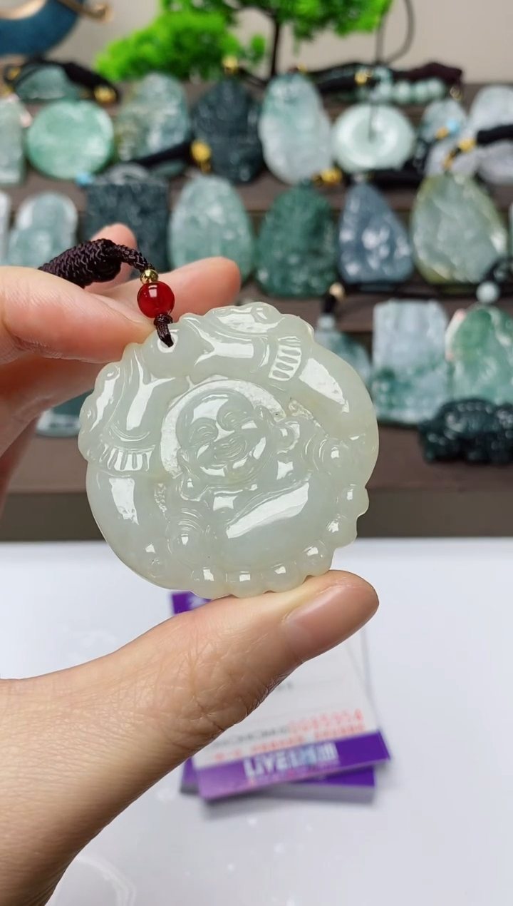 翡翠未镶嵌颈饰         
