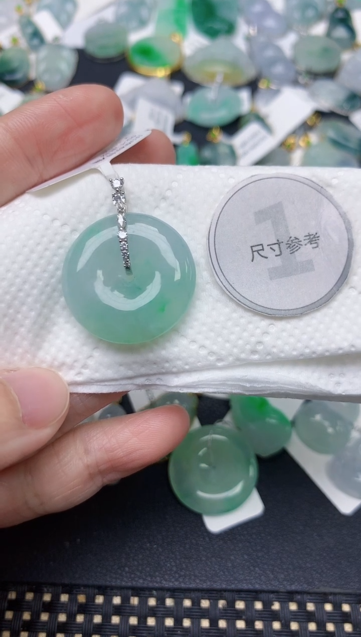 颈饰18K金镶嵌翡翠艾*玛天然缅甸A货翡翠