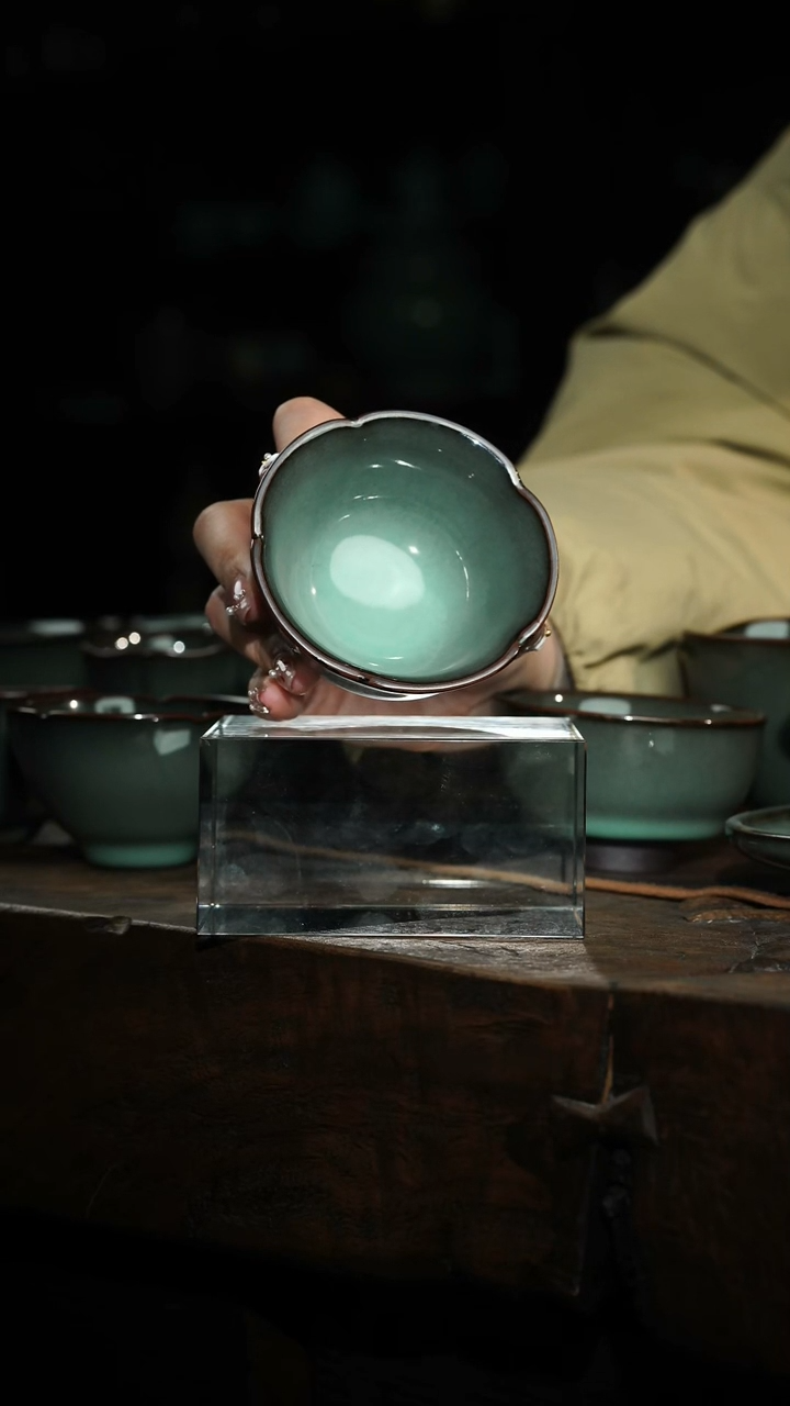 【闪购商品】瓷片郑原斌 黑美人 五瓣花口杯