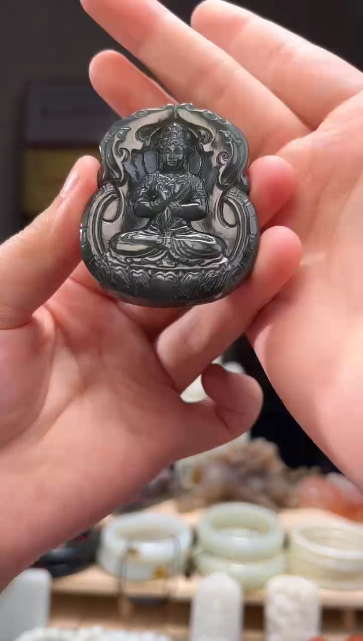 颈饰未镶嵌和田玉吊坠