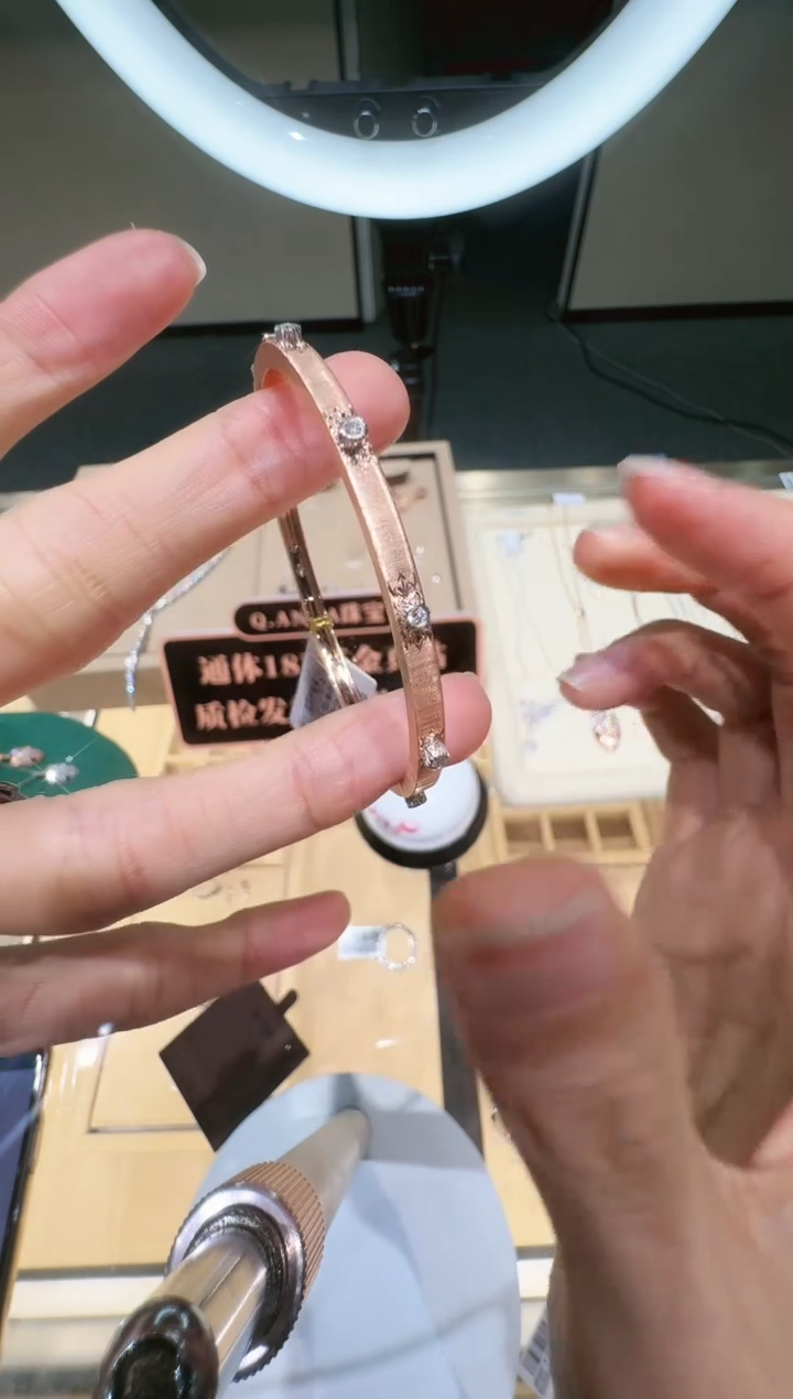 【闪购商品】钻石手镯18K金镶嵌拉丝玫瑰金
