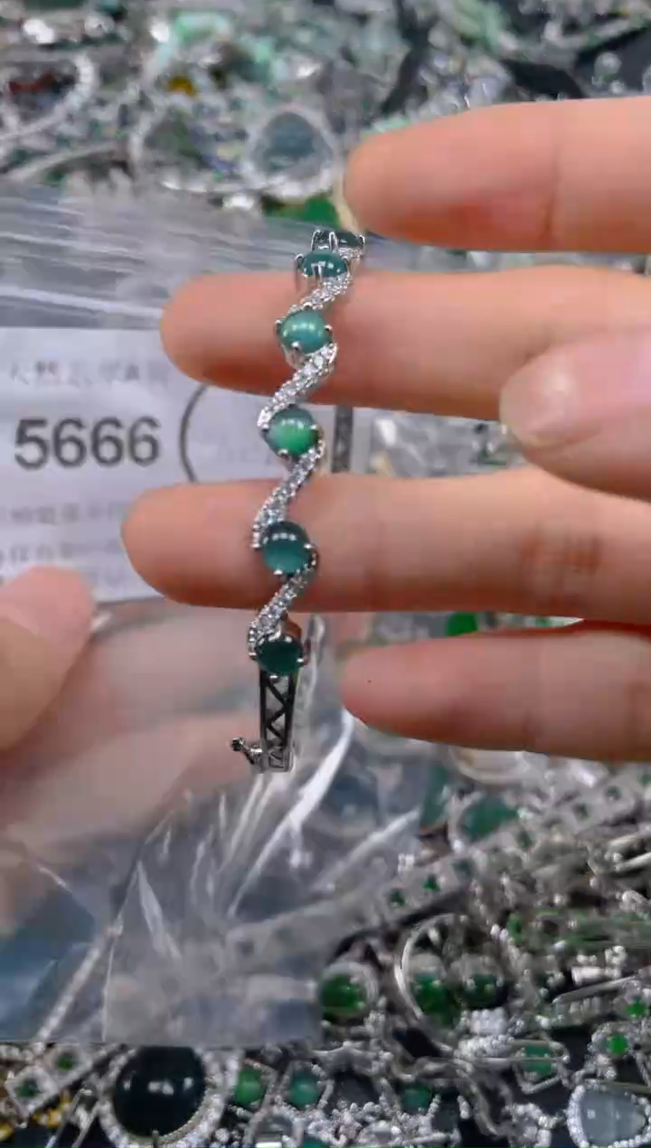 翡翠未镶嵌颈饰5666