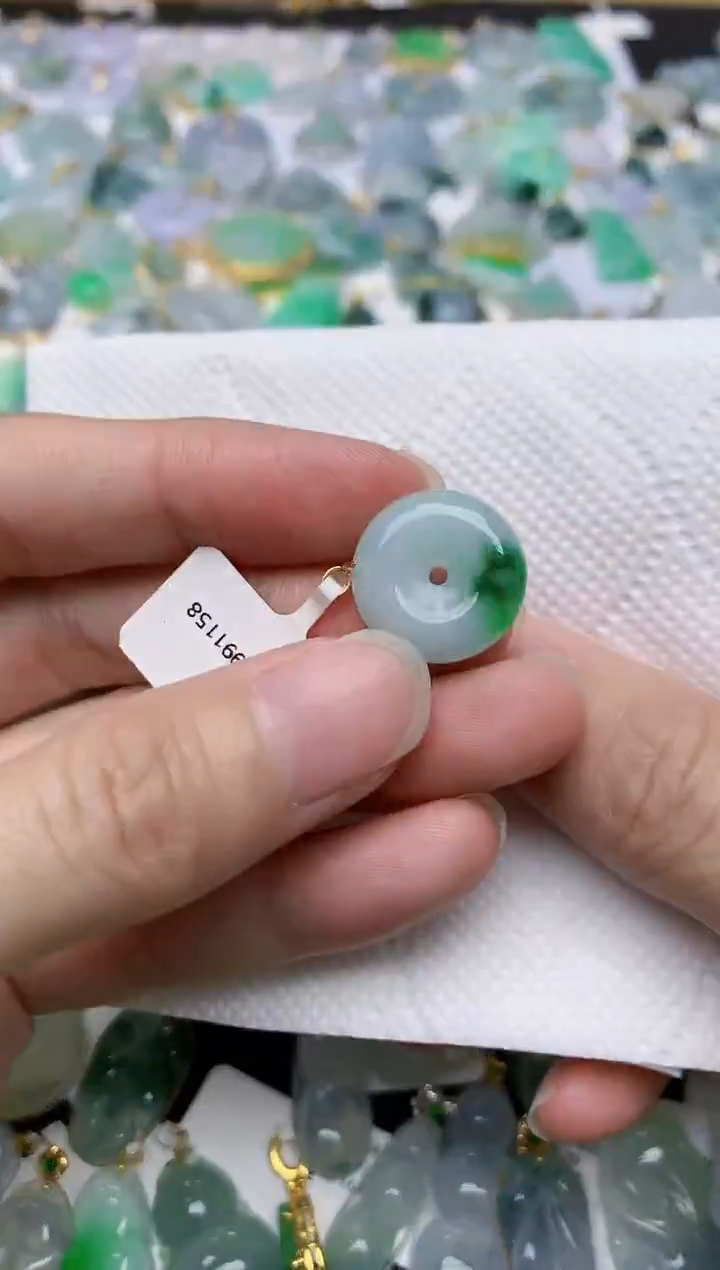 颈饰18K金镶嵌翡翠天然A货翡翠