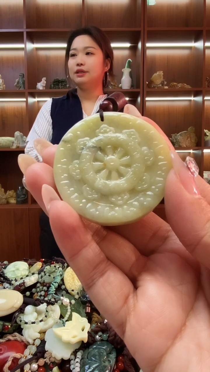 未镶嵌蛇纹石玉吊坠    