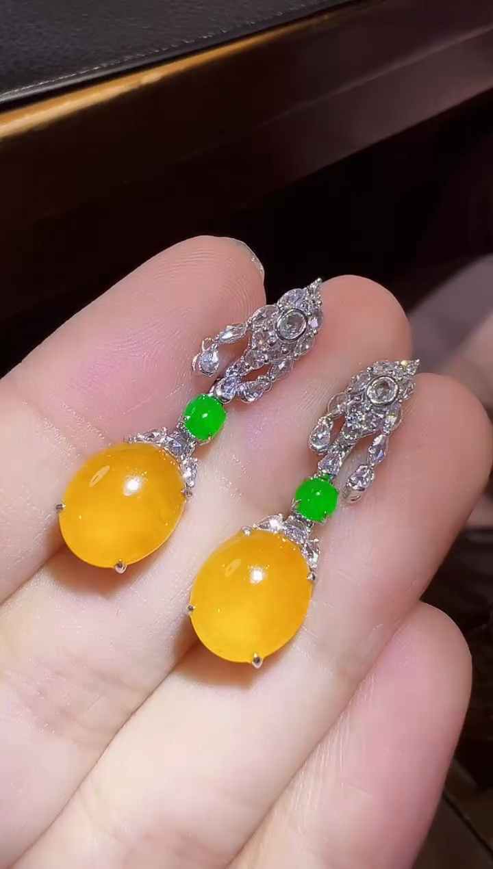 18K金镶嵌翡翠耳饰蛋面