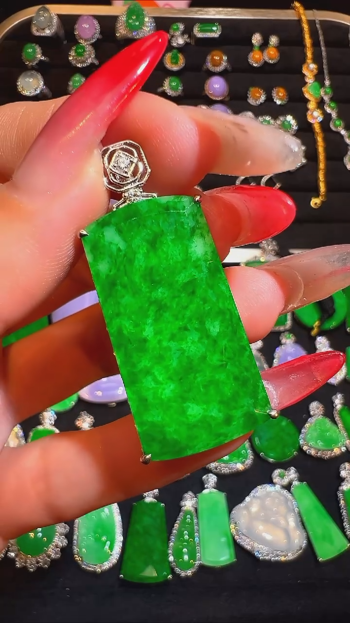 颈饰18K金镶嵌翡翠吊坠