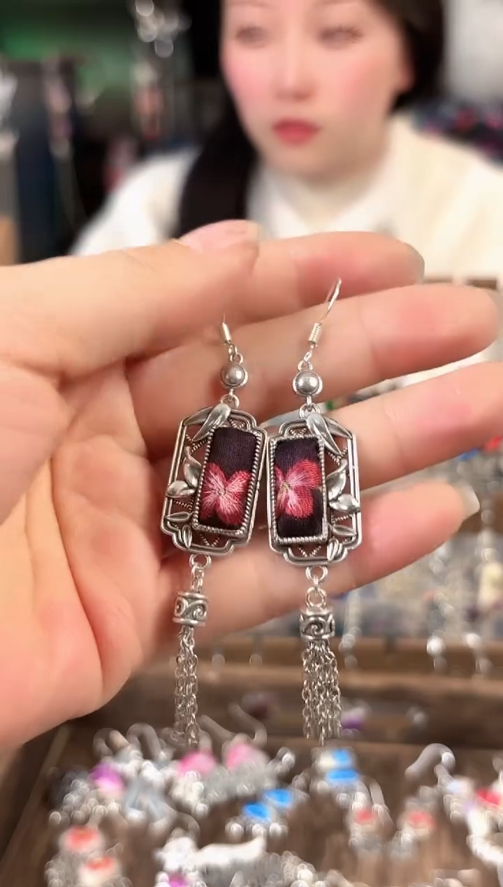 彩云南阁非遗老绣饰品717