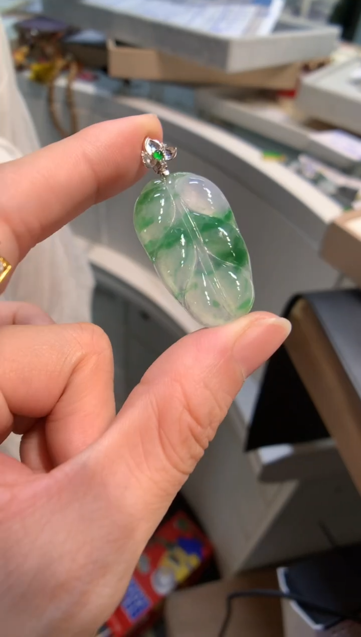 颈饰18K金镶嵌翡翠旺**贝叶子