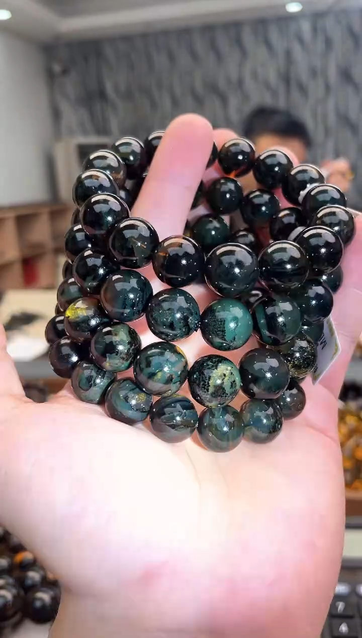 未镶嵌琥珀裸石13mm星际蓝手串多样性发其中一件