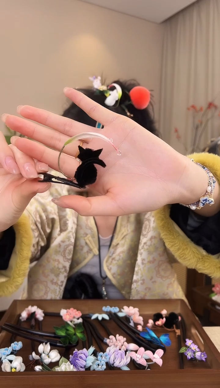 刺绣小黑猫胖绒边夹