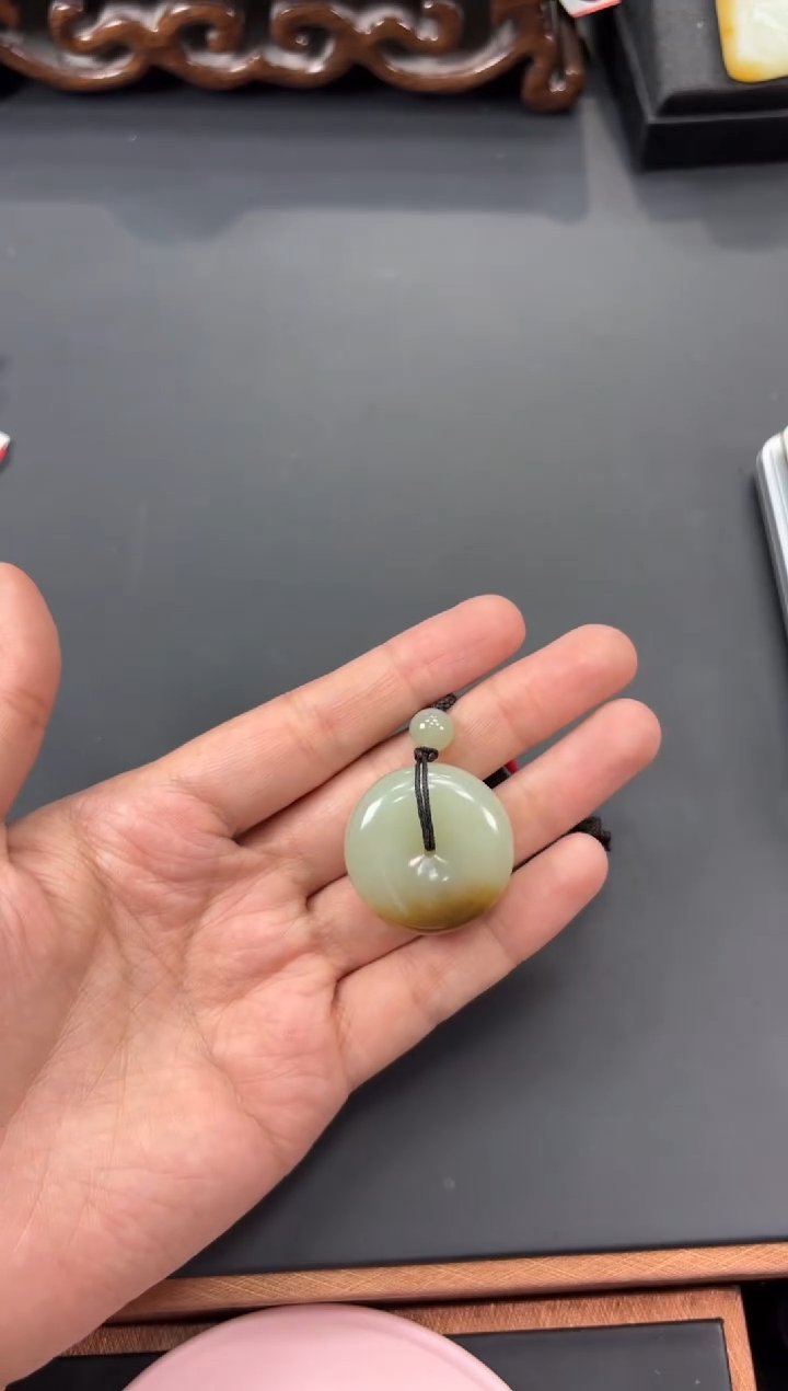 【闪购商品】和田玉吊坠(赠链)未镶嵌且末微色差二号矿吊坠