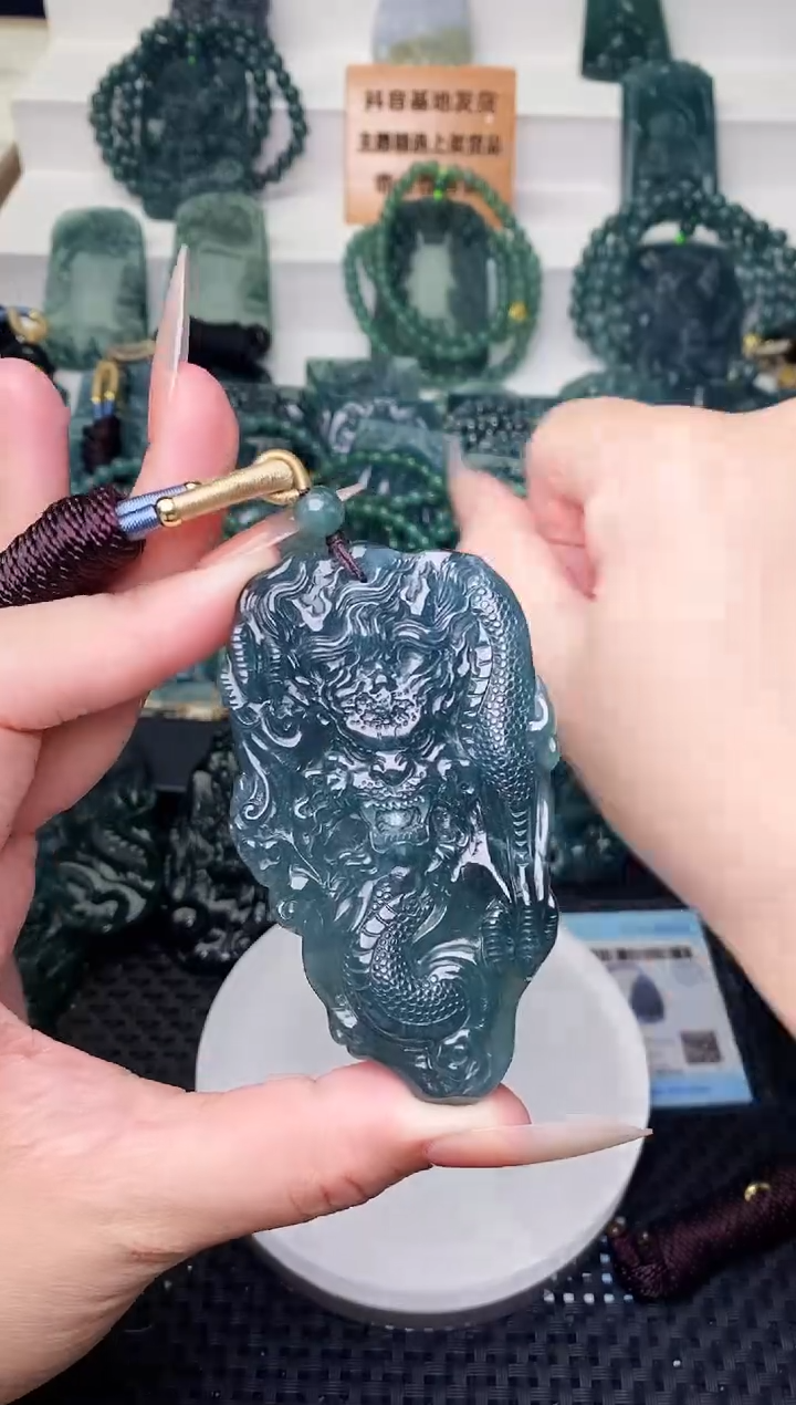 颈饰未镶嵌翡翠 