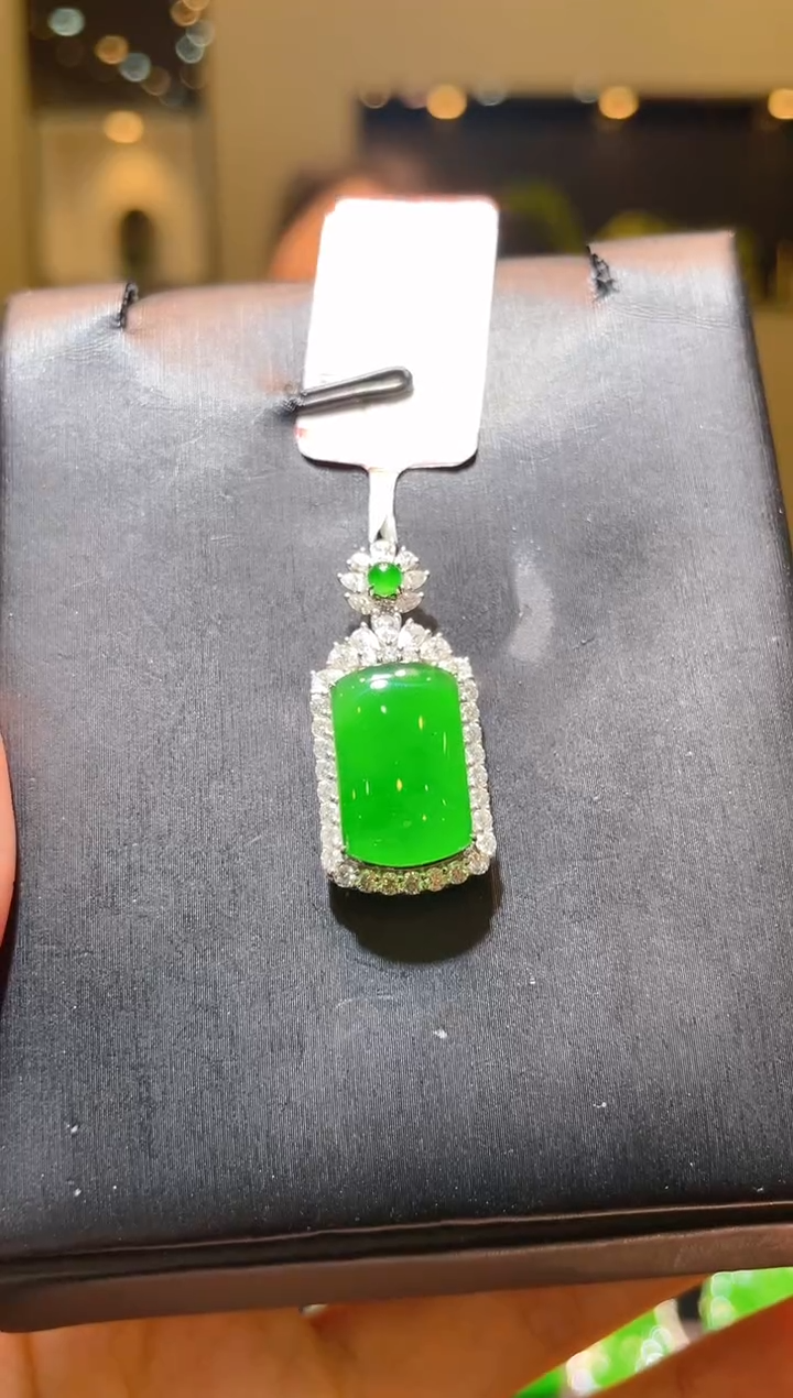 【闪购商品】翡翠吊坠(赠链)18K金镶嵌A32