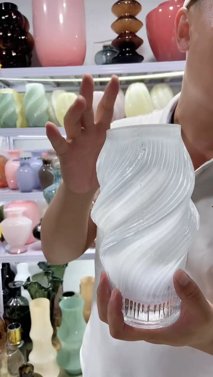 白色冰淇淋花瓶微瑕介意勿拍