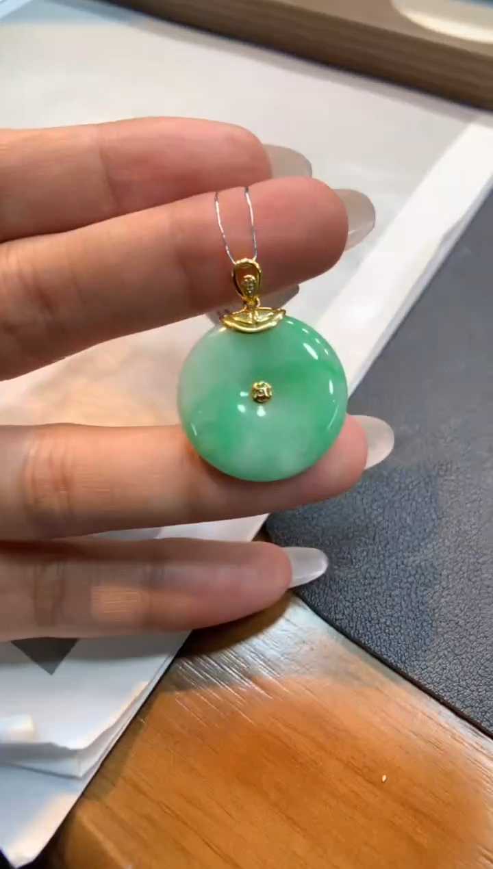 翡翠18K金镶嵌颈饰平安扣
