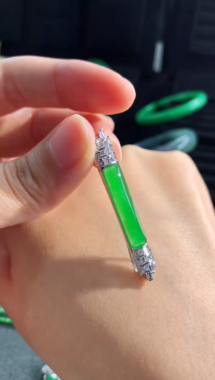 【闪购商品】翡翠颈饰18K金镶嵌吊坠