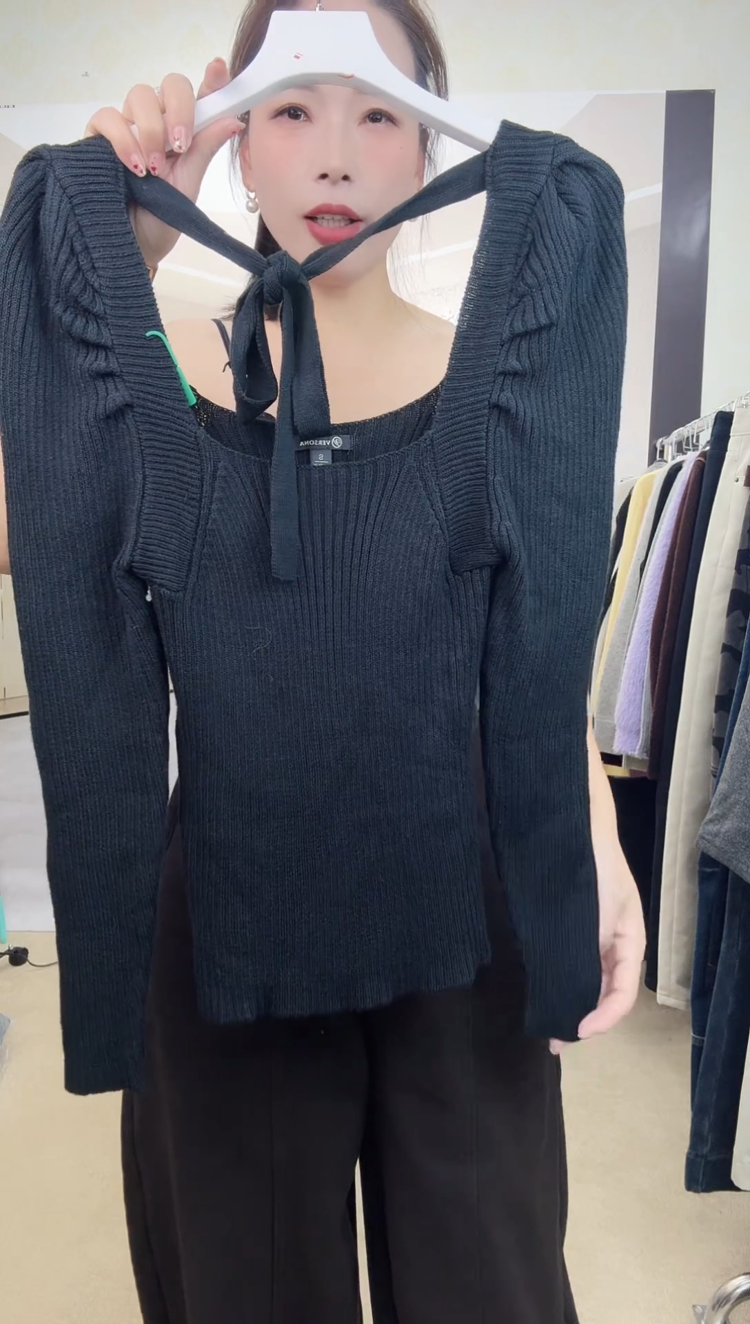 鹿毛萍*?黑色毛衣