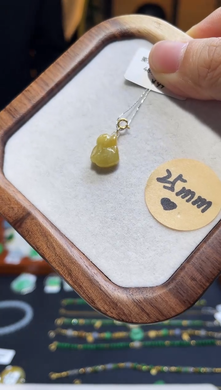 颈饰18K金镶嵌翡翠兔子   百元以下不出证 