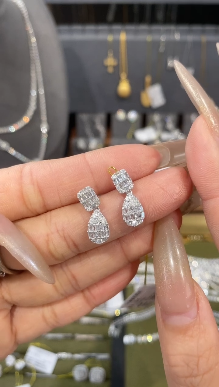 【闪购商品】钻石耳钉18K金镶嵌E4301033 精致气质水滴 多样性