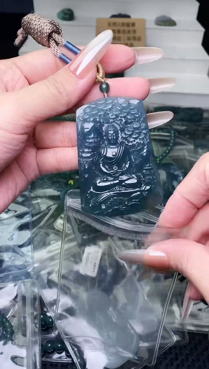 颈饰未镶嵌翡翠 