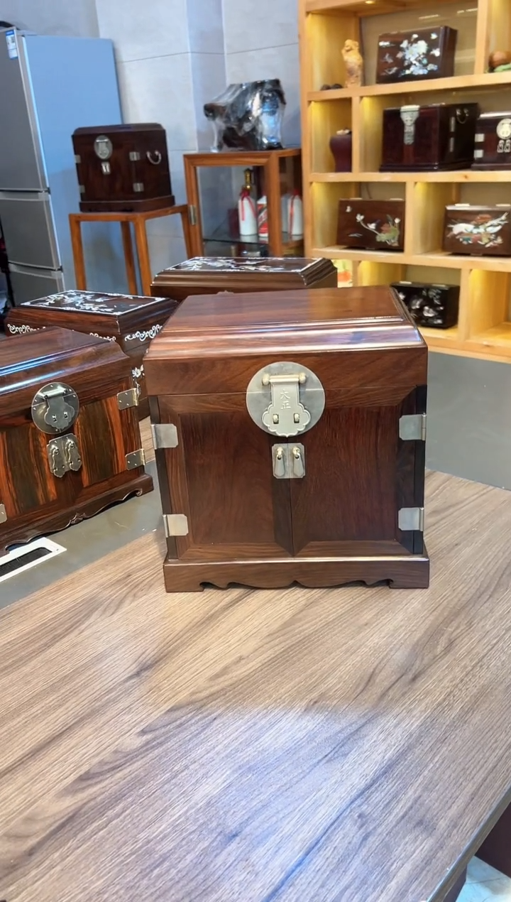 【闪购商品】红酸枝木类成套家具大红酸枝  天花板官皮箱33